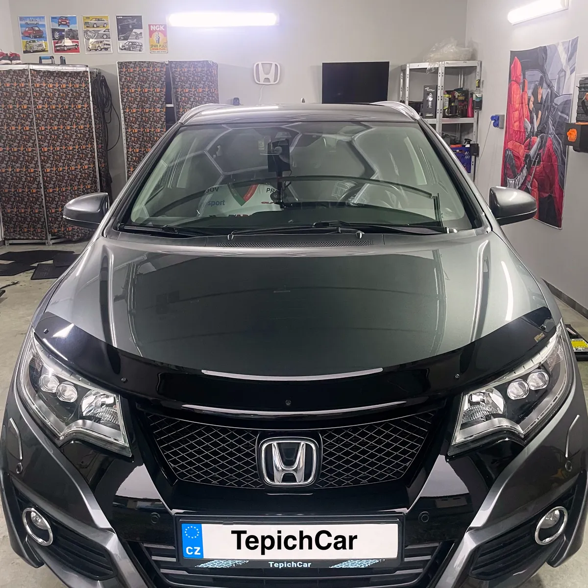 Umytá černá Honda Civic Tourer zepředu v dílně Tepich Car ve Zlatých Horách, na přední značce nápis TepichCar.